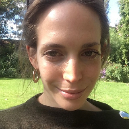 Portrait of Antonia Willisch, responsible for project management at the Tieranatomisches Theater, wearing a brown top with a meadow and trees in the background.