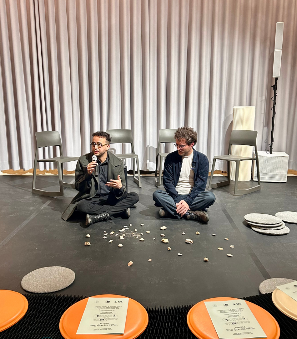 Das Duo POERA bestehend aus Lucas Lacerda und Daniel Weyand beim Artist Talk der Berlin Science Week im Objektlabor.